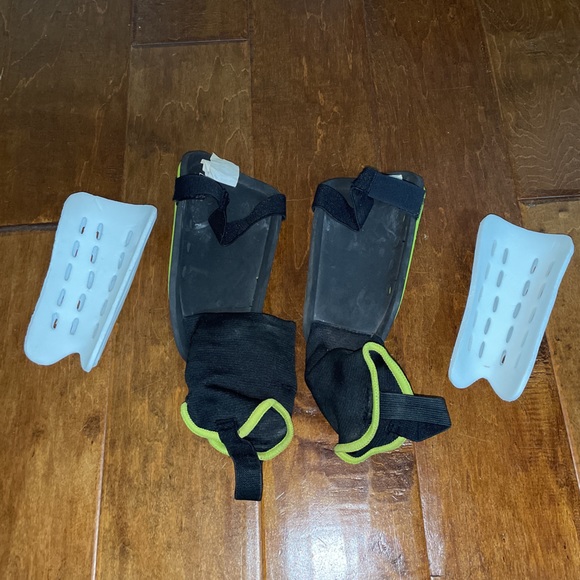 Umbro Boy’s XL Soccer Shin Guards - Picture 6 of 9